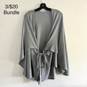 3/$20 SYMPHONY Grey Knit cardigan cape size Medium
